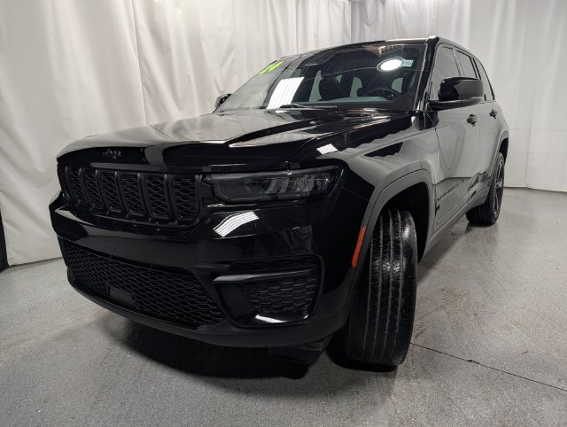 Used 2024 Jeep Grand Cherokee Altitude AWD/4WD image 5