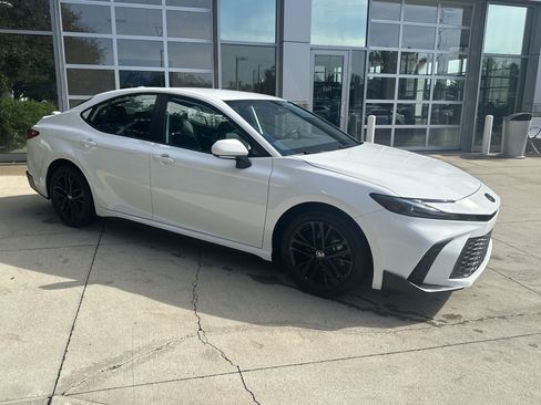 Used 2025 Toyota Camry SE w/ Convenience Package AWD/4WD image 2