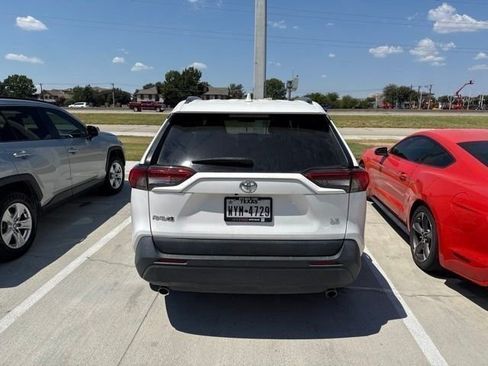 Used 2021 Toyota RAV4 LE FWD image 7