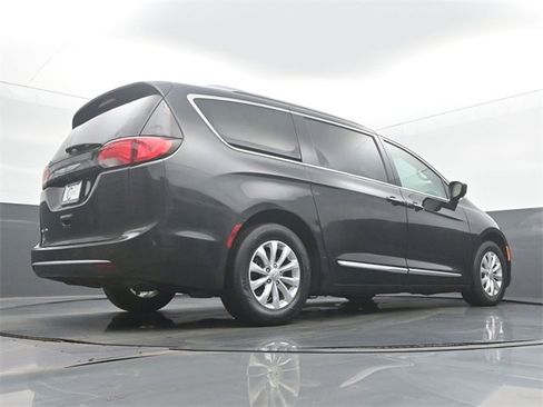 Used 2019 Chrysler Pacifica Touring-L image 51