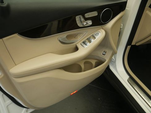 Used 2022 Mercedes-Benz GLC 300 4MATIC image 4
