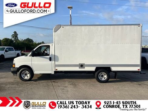 Used 2022 Chevrolet Express 3500 w/ Driver Convenience Package RWD image 4