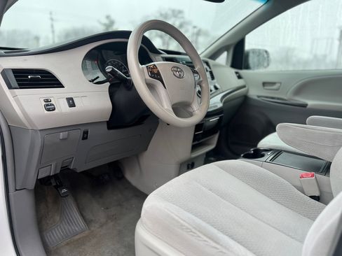 Used 2012 Toyota Sienna LE image 17
