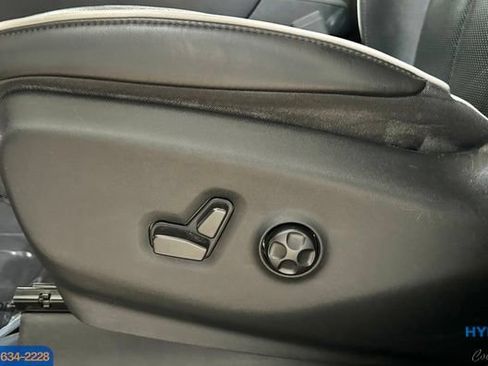 Used 2023 Chrysler Pacifica Limited w/ Uconnect Theater Family Group FWD image 33