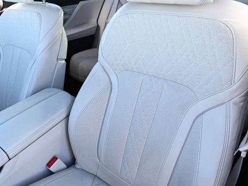 Used 2020 BMW 750i xDrive w/ Executive Package image 8