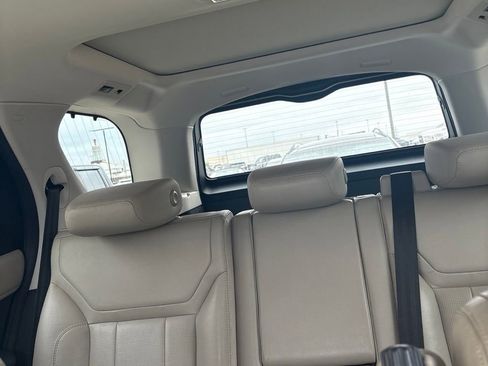 Used 2019 Land Rover Discovery SE AWD/4WD image 14