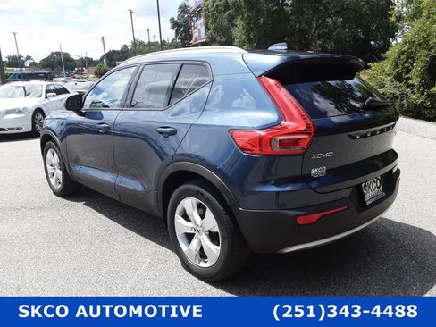 Used 2021 Volvo XC40 T4 Momentum image 3