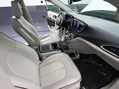Used 2020 Chrysler Pacifica Limited FWD image 52
