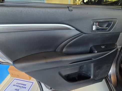 Used 2019 Toyota Highlander SE AWD/4WD image 18