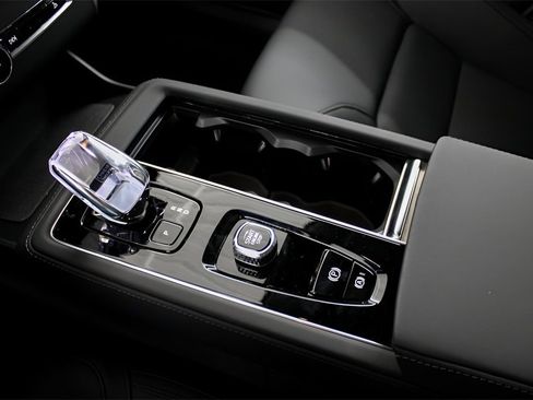 New 2025 Volvo XC90 B6 Core w/ Protection Package image 23