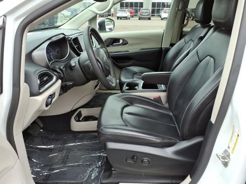 Used 2023 Chrysler Pacifica Touring-L FWD image 11
