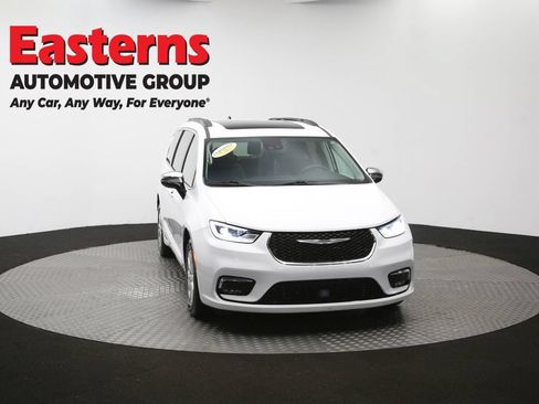 Used 2023 Chrysler Pacifica Limited FWD image 53