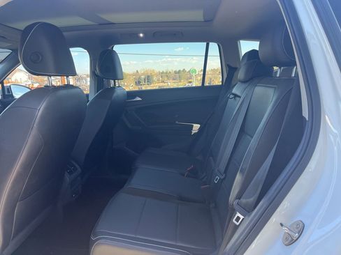 Used 2021 Volkswagen Tiguan SE w/ Panoramic Sunroof Package image 9