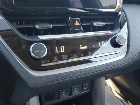 Used 2023 Toyota Corolla Cross XLE image 32