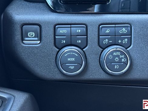 Certified 2025 Chevrolet Silverado 1500 LTZ AWD/4WD image 32