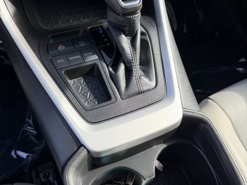 Used 2021 Toyota RAV4 XLE Premium image 14