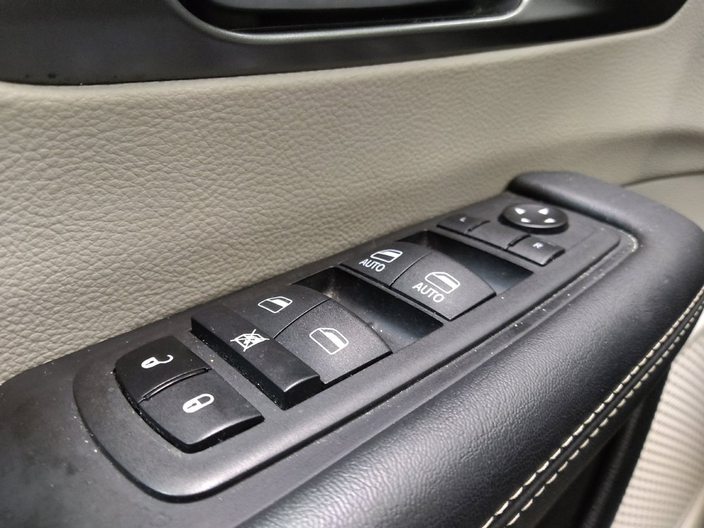 Used 2024 Chrysler Pacifica Touring-L FWD image 27