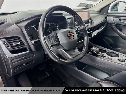 Certified 2025 Nissan Rogue SV image 9