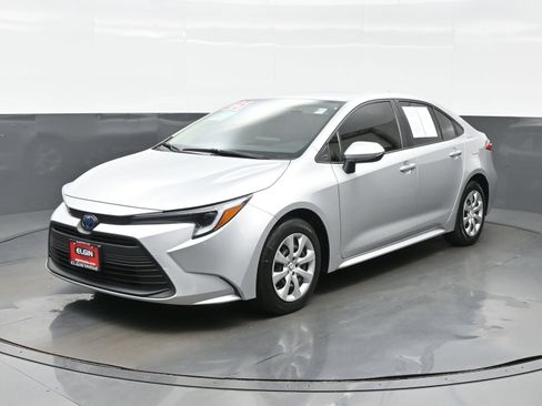Used 2025 Toyota Corolla LE FWD image 2