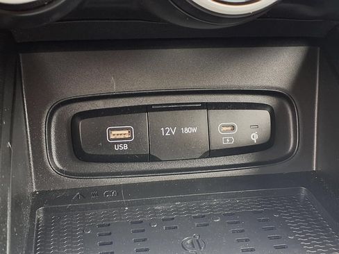 Used 2024 Hyundai Venue Limited FWD image 9