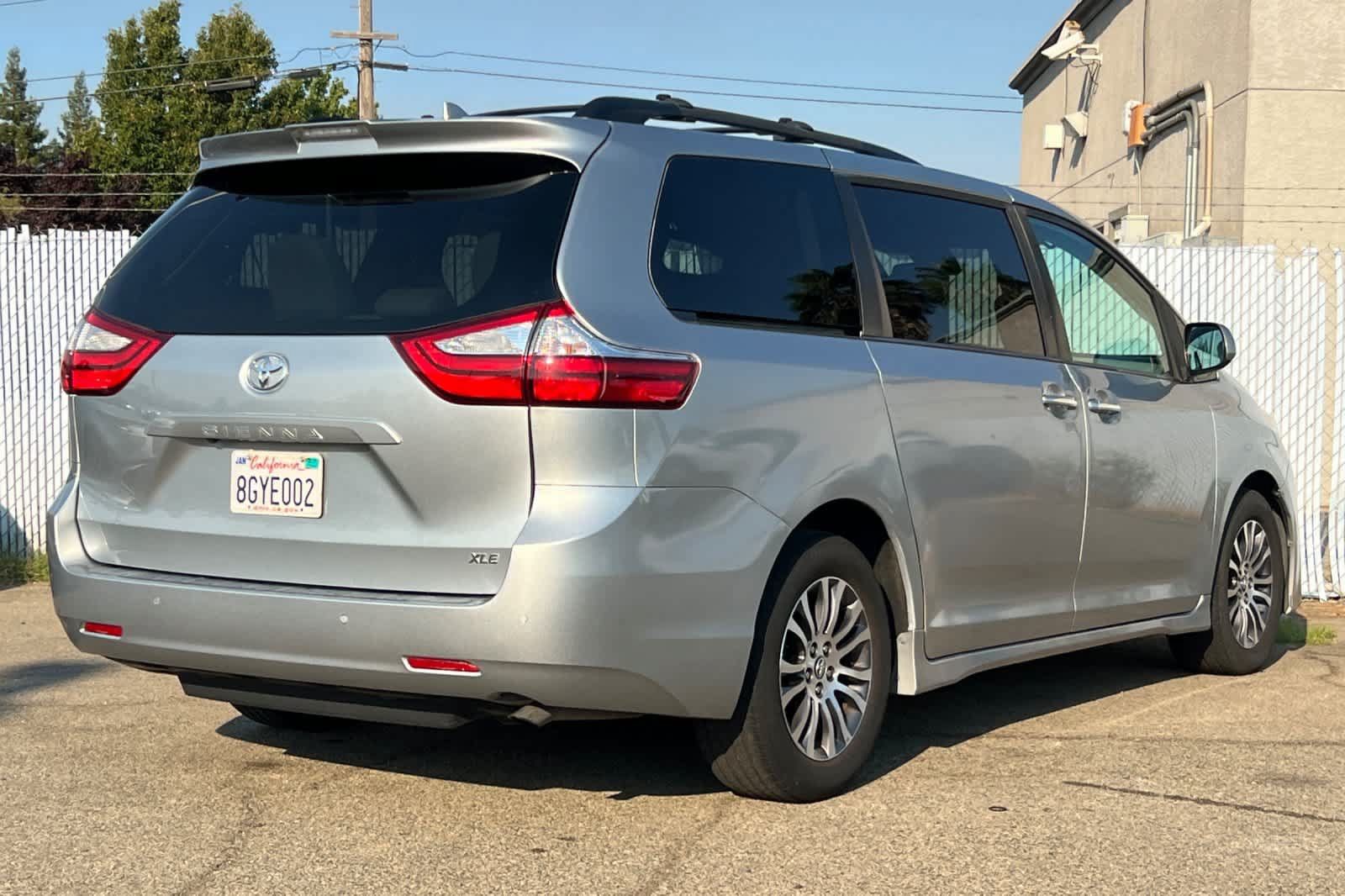 Used 2019 Toyota Sienna XLE w/ XLE Navigation Package FWD image 3
