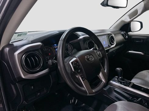 Used 2022 Toyota Tacoma SR5 AWD/4WD image 9