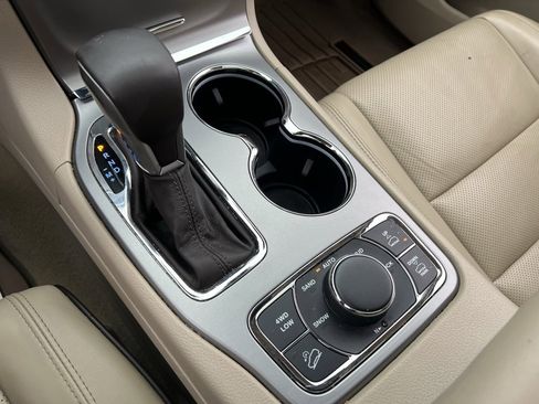 Used 2020 Jeep Grand Cherokee Overland image 43