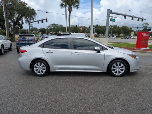 Used 2023 Toyota Corolla LE FWD image 5