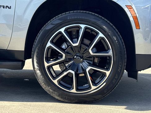 Used 2025 Chevrolet Suburban RST image 34