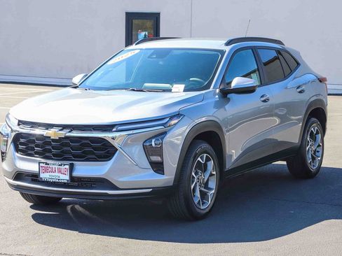 Used 2025 Chevrolet Trax LT FWD image 3