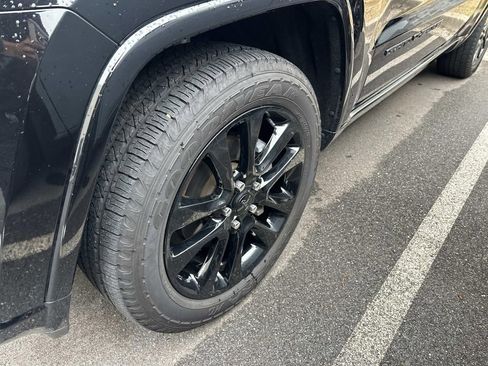 Used 2019 Jeep Grand Cherokee Altitude image 2