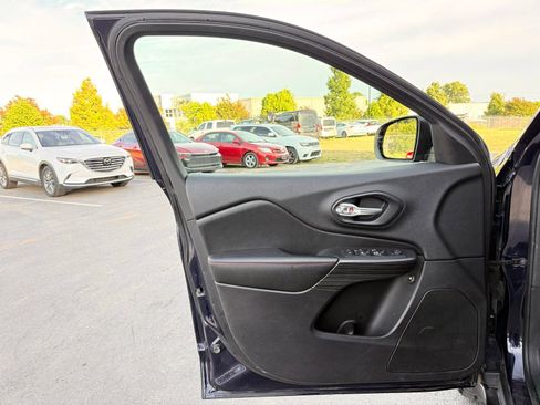 Used 2016 Jeep Cherokee Trailhawk AWD/4WD image 15