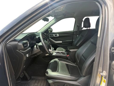 Used 2022 Ford Explorer XLT w/ Equipment Group 202A RWD image 9