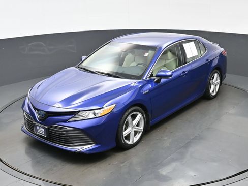 Used 2018 Toyota Camry XLE w/ Four Season Floor Mat Package FWD image 32