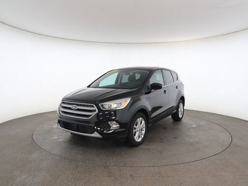 Used 2017 Ford Escape SE image 2