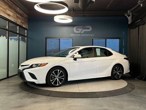 Used 2018 Toyota Camry SE w/ Moonroof Package image 7