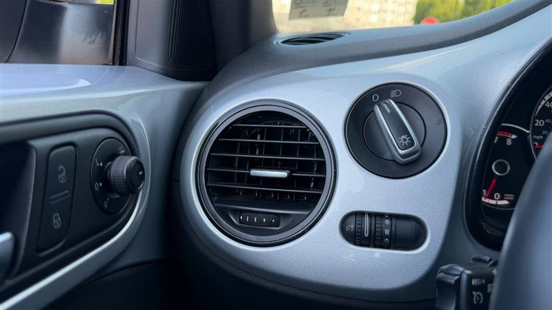 Used 2015 Volkswagen Beetle 1.8T Classic FWD image 30