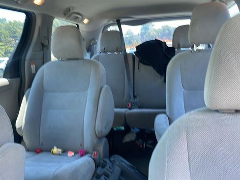 Used 2017 Toyota Sienna L FWD image 18