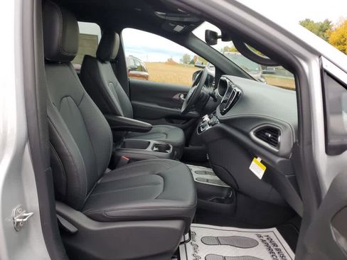 New 2026 Chrysler Pacifica Select image 23