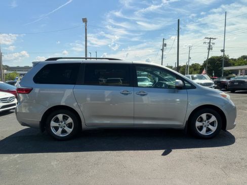 Used 2017 Toyota Sienna LE FWD image 4