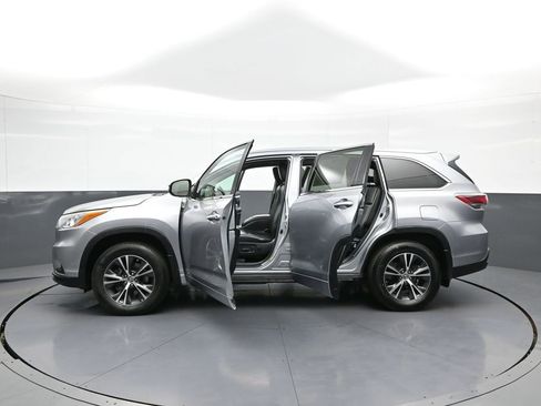 Certified 2016 Toyota Highlander XLE AWD/4WD image 45