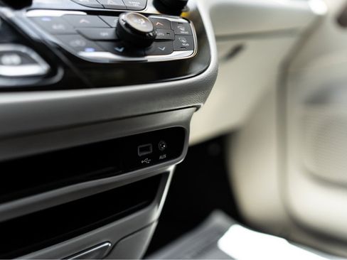 Used 2019 Chrysler Pacifica Touring-L FWD image 19