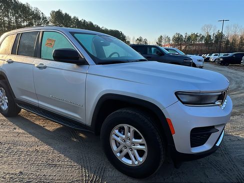 Used 2024 Jeep Grand Cherokee Laredo image 5