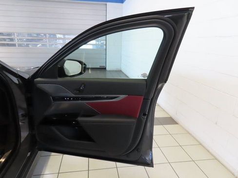 Used 2025 BMW 740i image 38