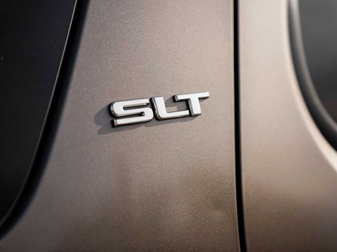 Used 2011 GMC Yukon SLT w/ SLT Chrome Package image 6