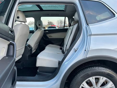 Used 2018 Volkswagen Tiguan SE w/ Panoramic Sunroof Package image 17