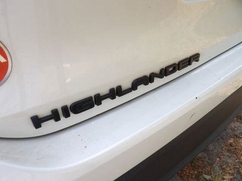 Used 2021 Toyota Highlander XLE image 15