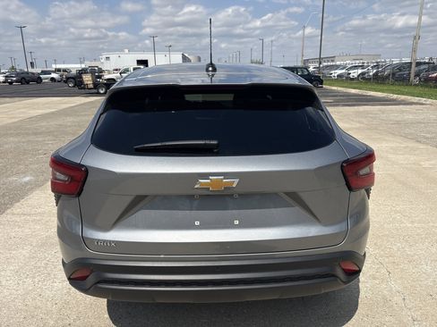 Used 2024 Chevrolet Trax LS w/ Driver Confidence Package FWD image 4