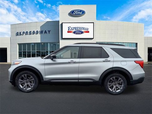 Used 2022 Ford Explorer XLT w/ Equipment Group 202A image 9