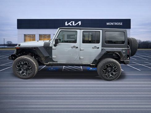 Used 2015 Jeep Wrangler Unlimited Sahara w/ Connectivity Group AWD/4WD image 8